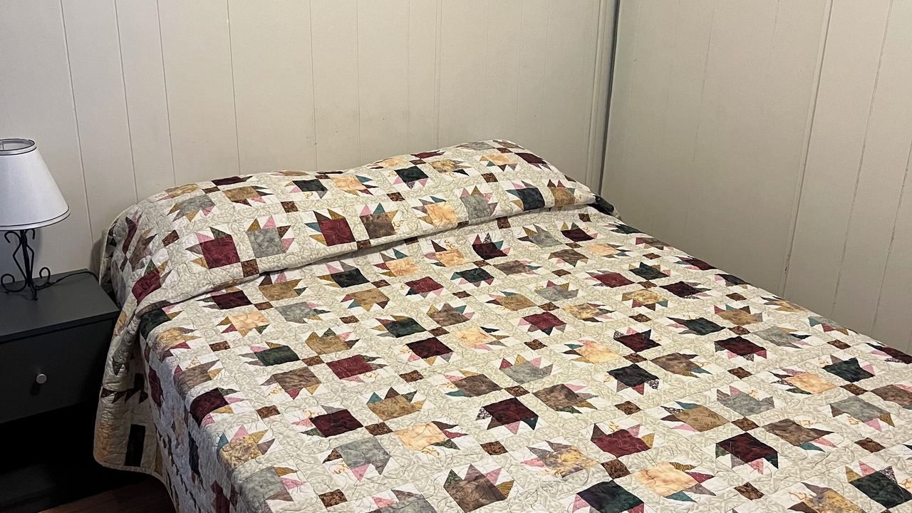 Photo of Bedroom in Salmon