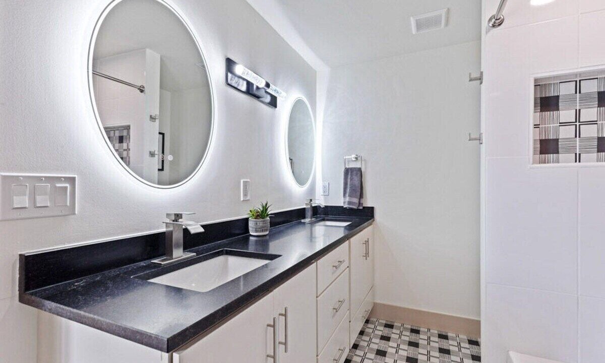 Photo of Bathroom in Babe Denny