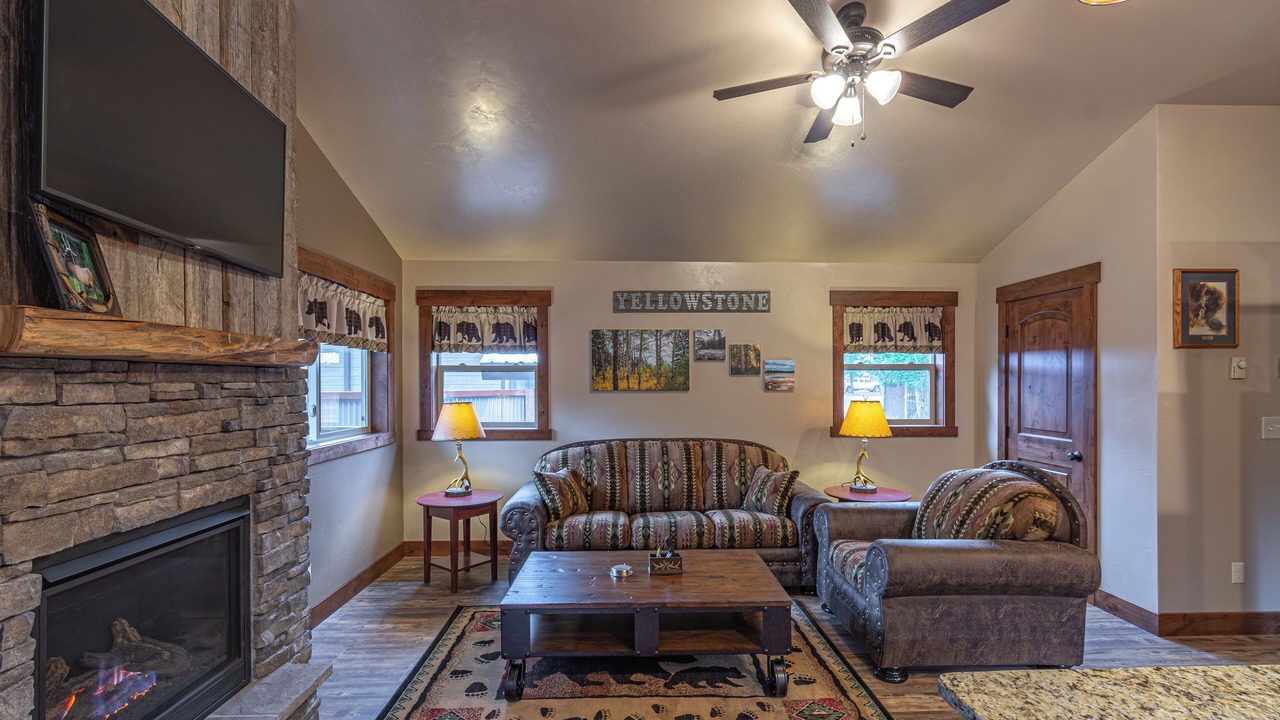 Photo of Livingroom in West Yellowstone
