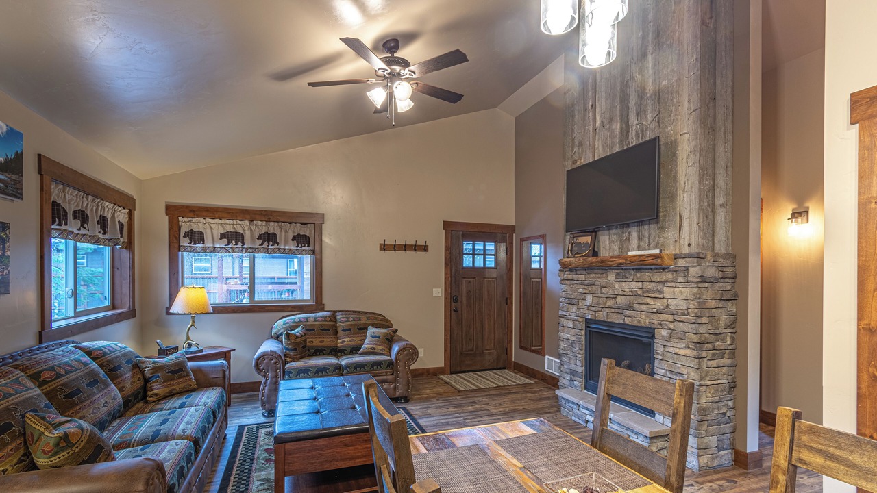 Photo of Livingroom in West Yellowstone