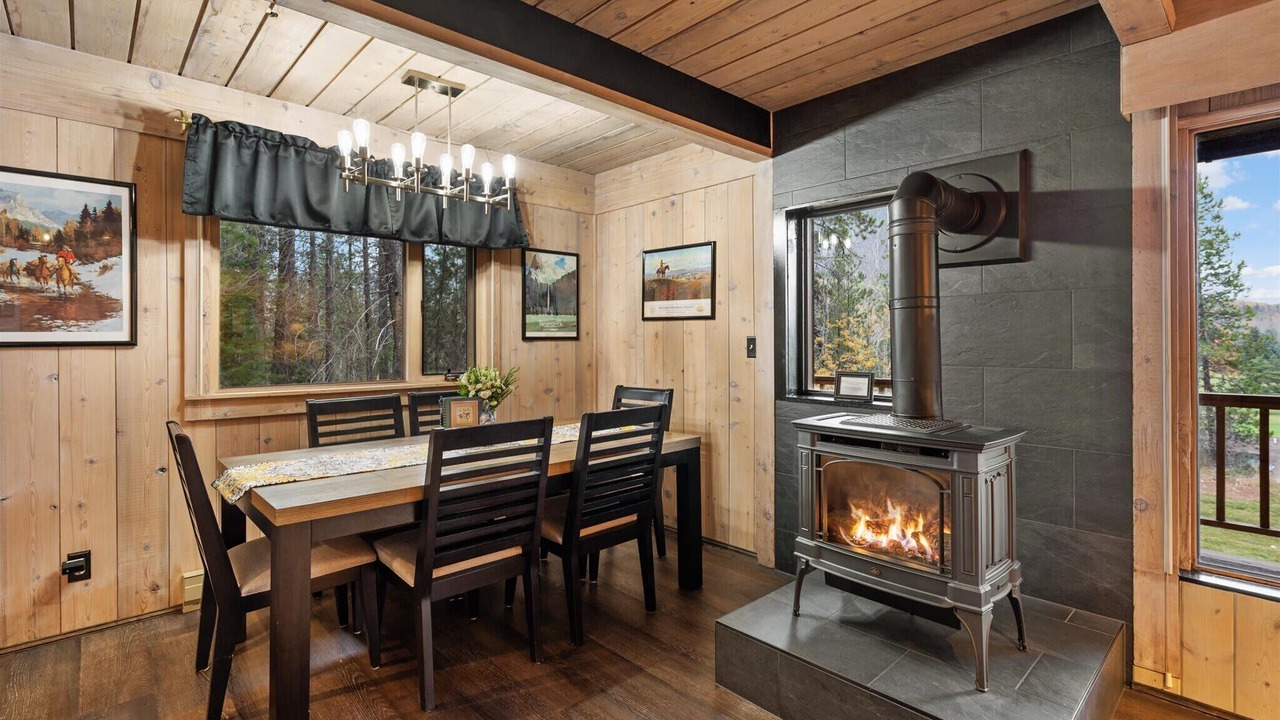 Photo of Livingroom in West Glacier