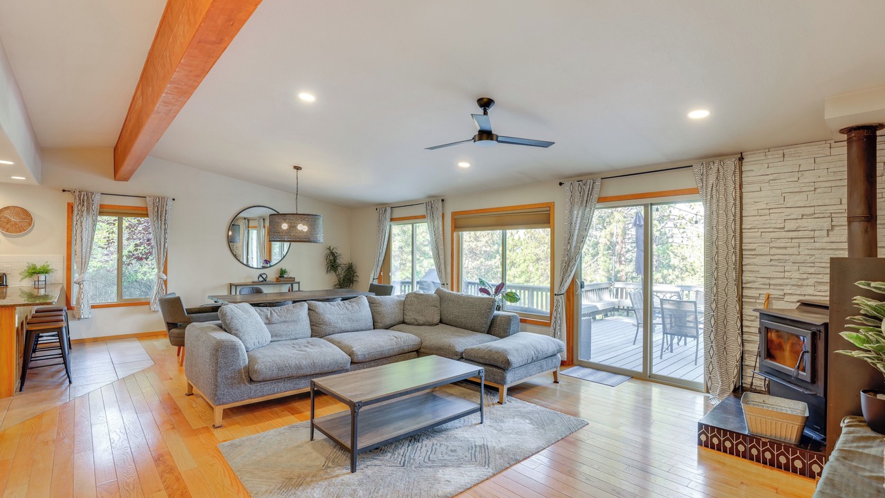 Photo of Livingroom in Deschutes River Woods