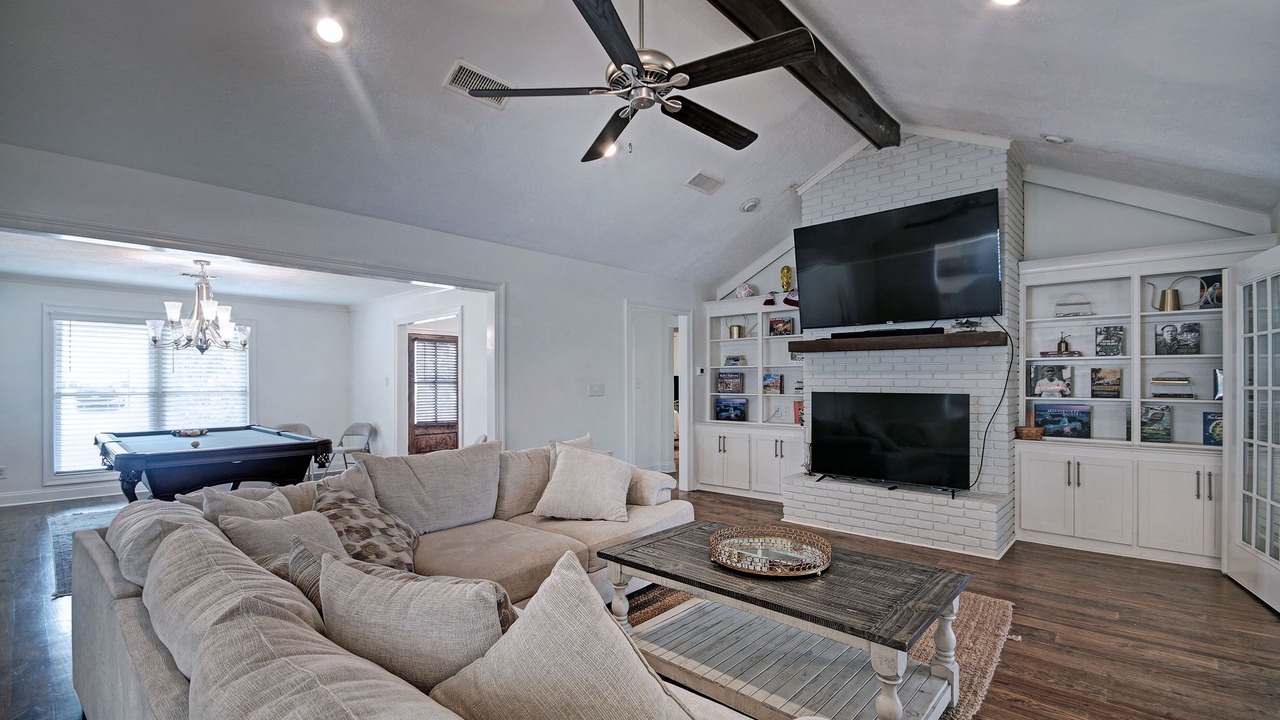 Photo of Livingroom in Tougaloo