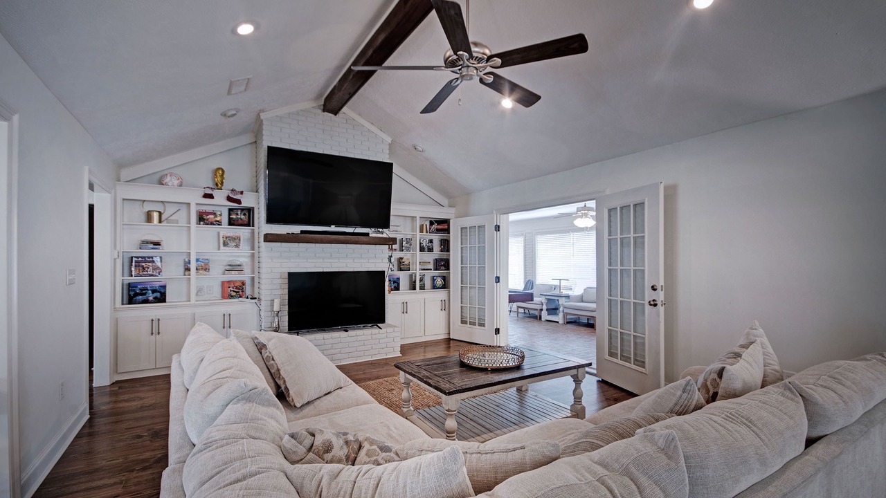 Photo of Livingroom in Tougaloo