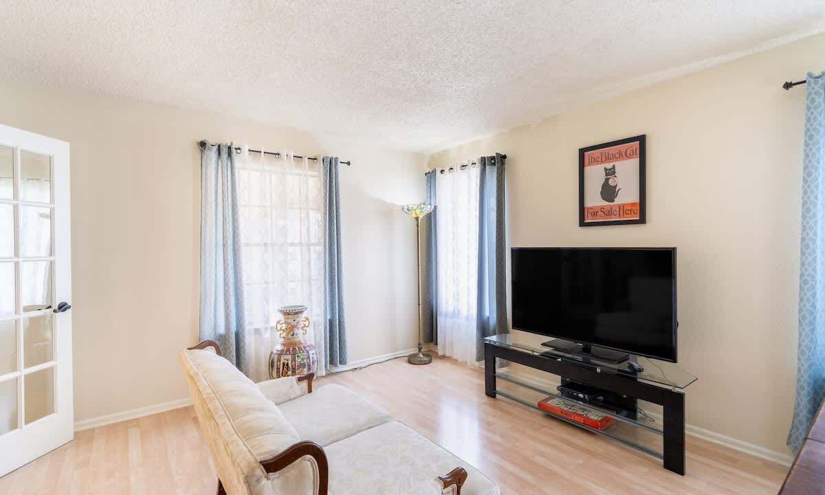 Photo of Livingroom in Medical Center District