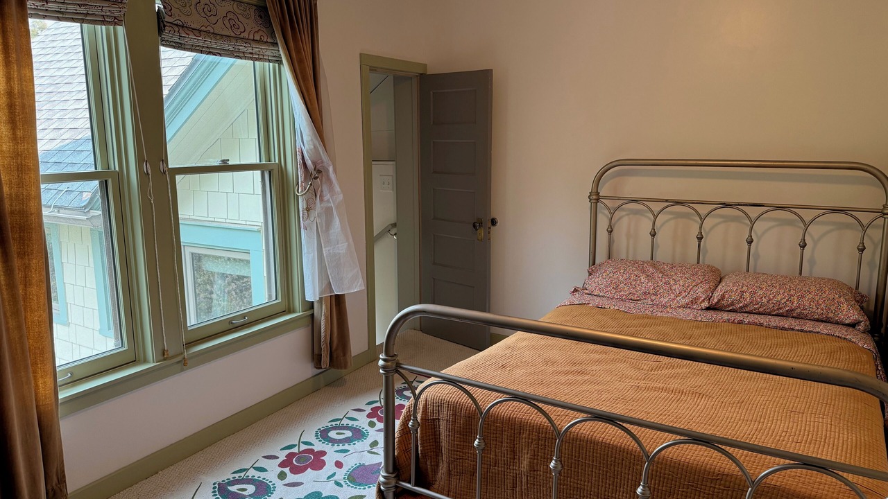 Photo of Bedroom in University District
