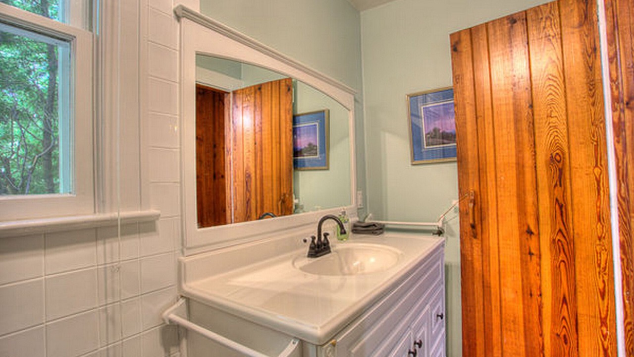Photo of Bathroom in Laurel Park