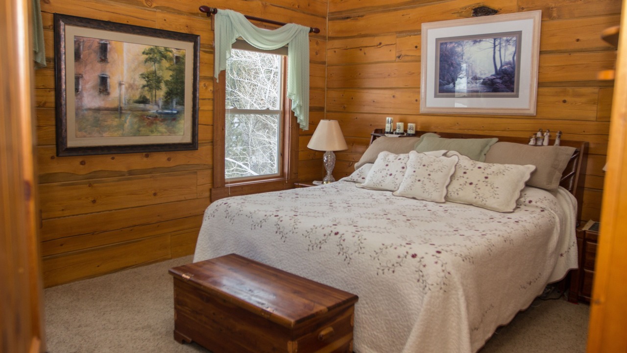 Photo of Bedroom in Garden Valley