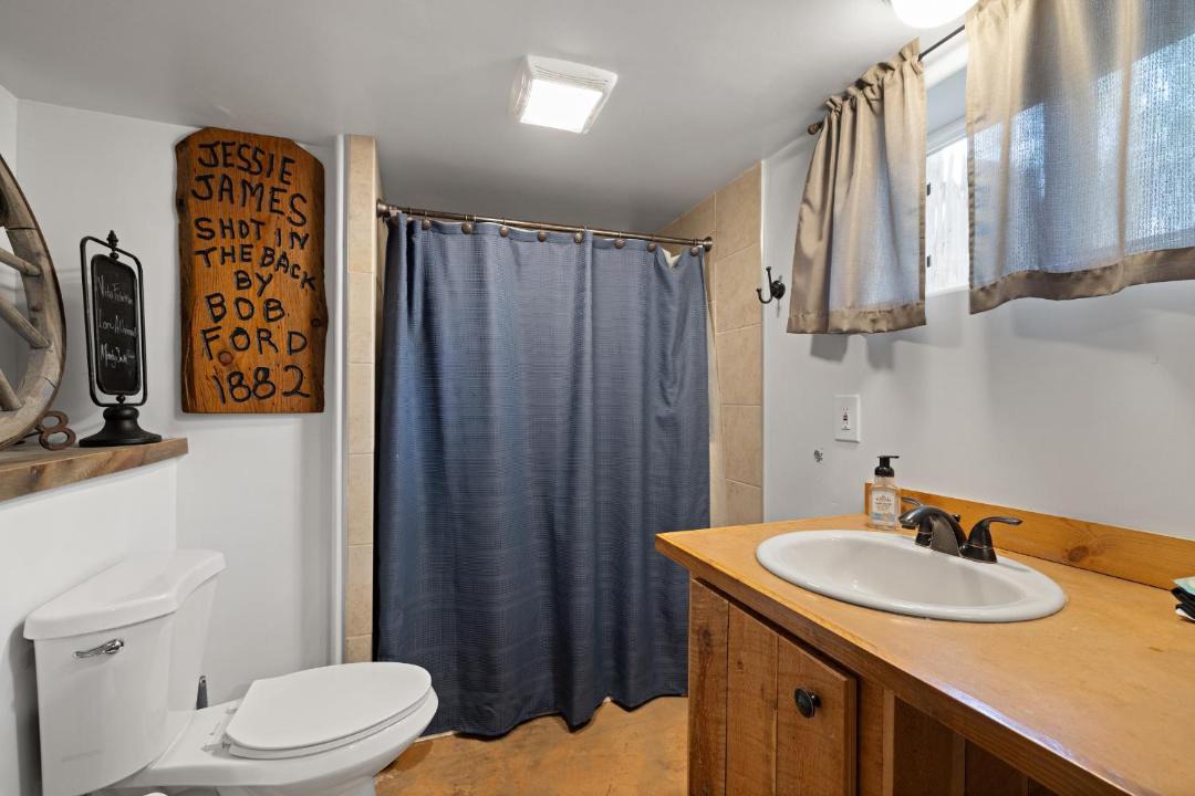 Photo of Bathroom in Central - Terry