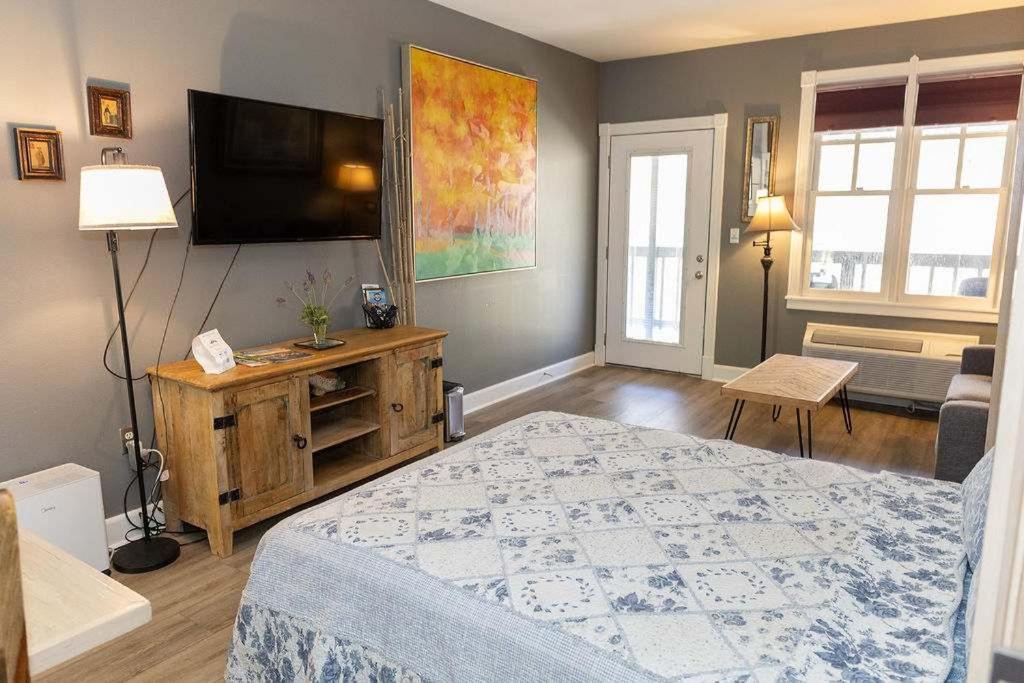 Photo of Bedroom in Eureka Springs Historic District