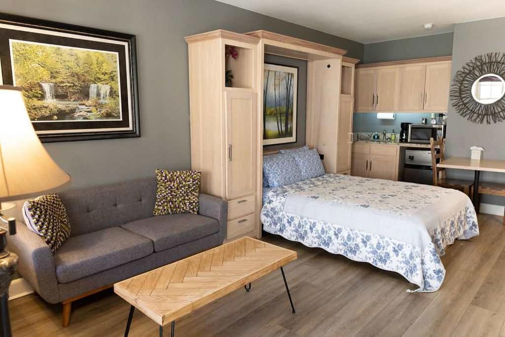 Photo of Bedroom in Eureka Springs Historic District