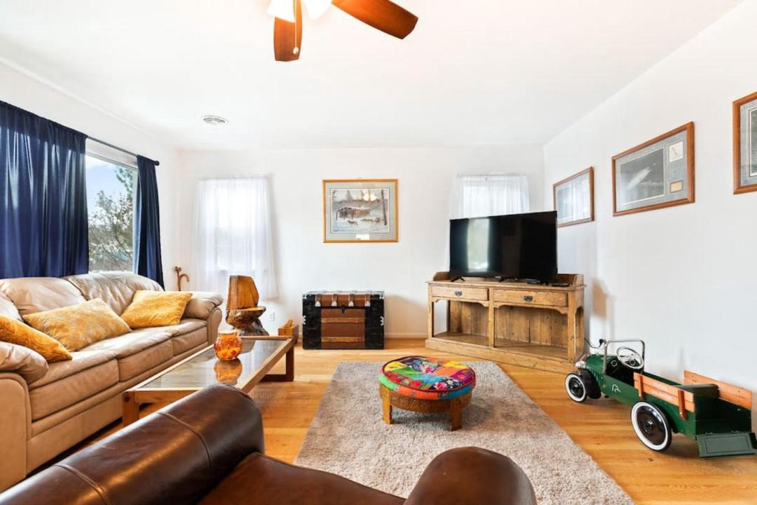 Photo of Livingroom in Central - Terry