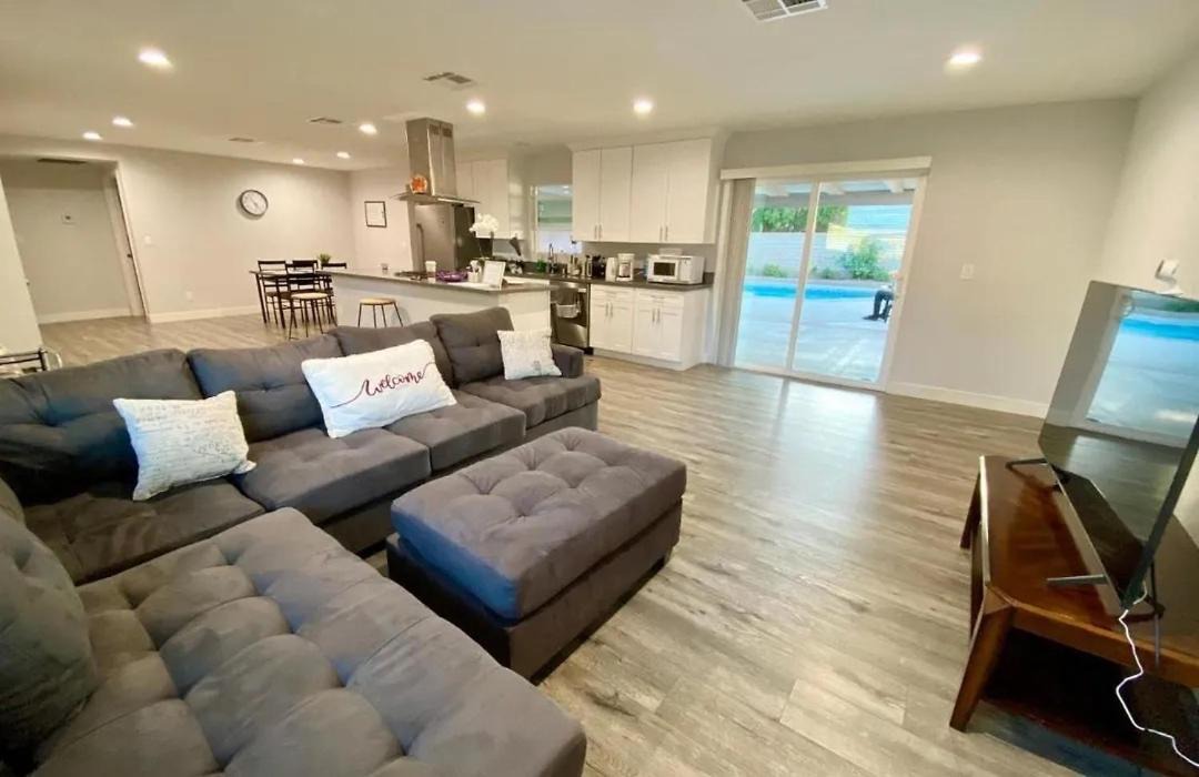 Photo of Livingroom in North Hills West