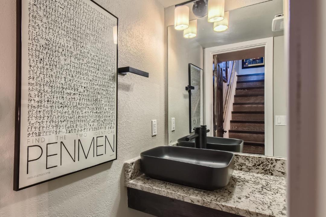 Photo of Bathroom in Four O'Clock