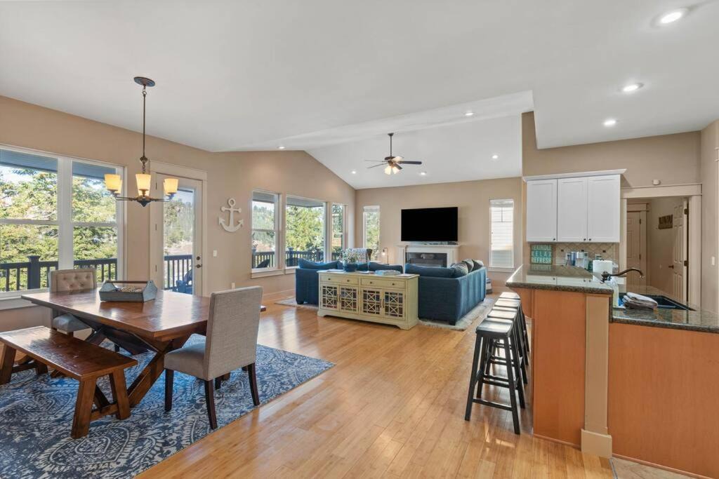 Photo of Livingroom in Latah Valley