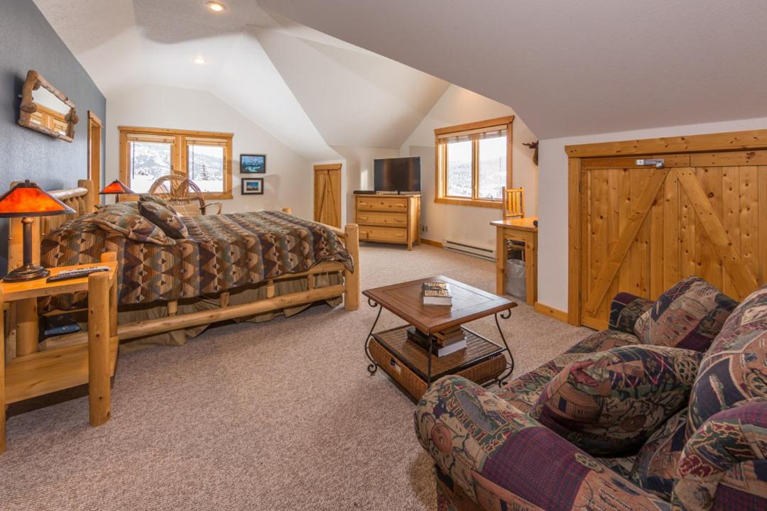 Photo of Livingroom in Big Sky
