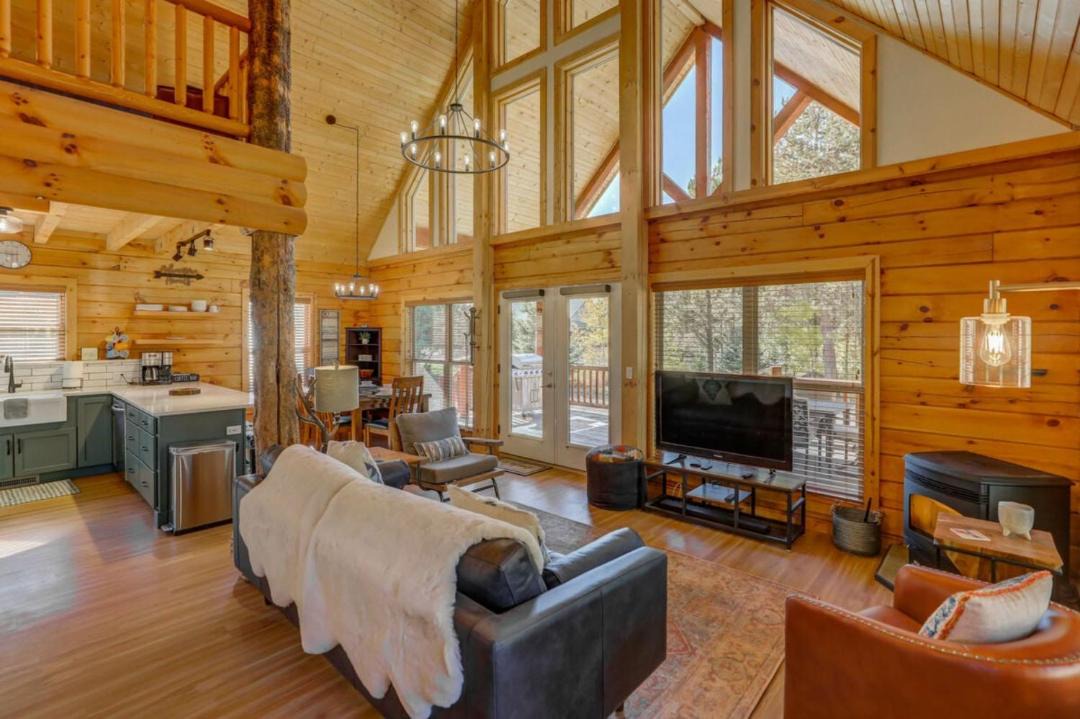 Photo of Livingroom in Fir Grove Estates