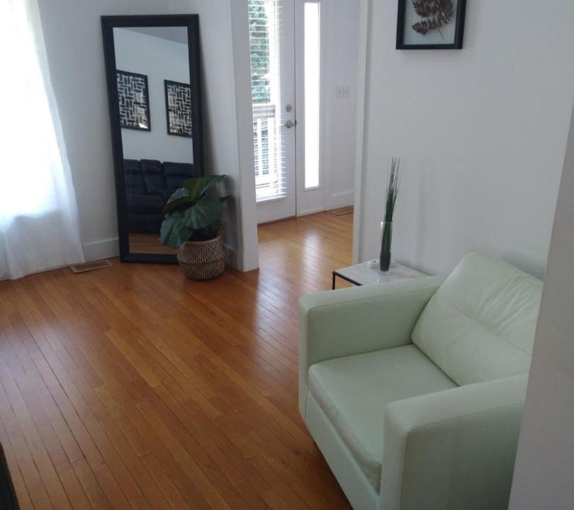 Photo of Livingroom in Detroit - Shoreway