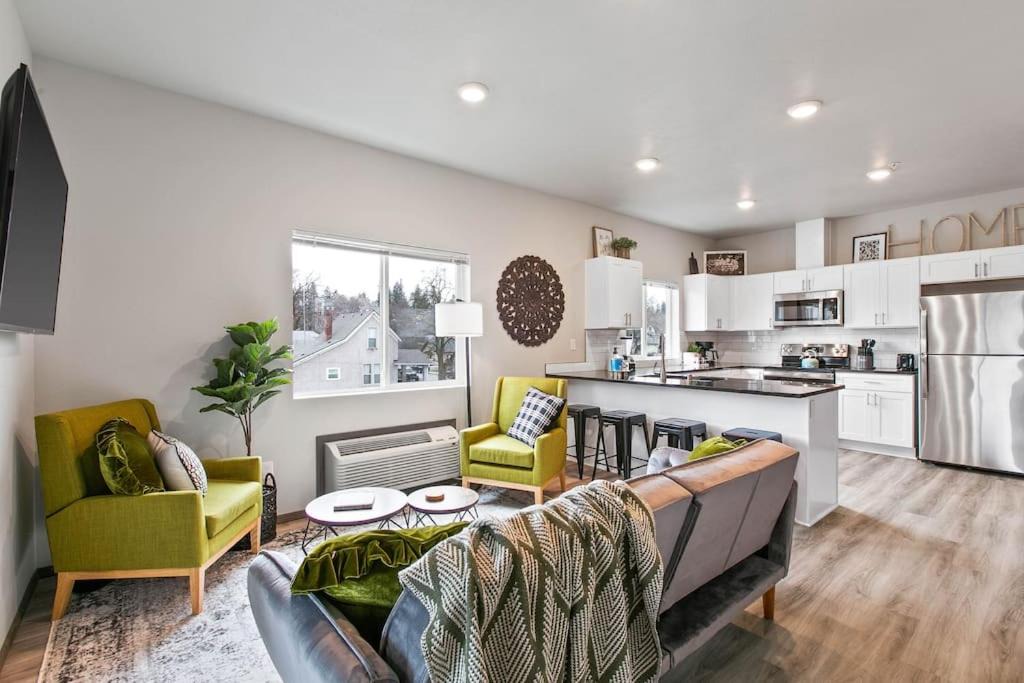 Photo of Livingroom in South Perry District