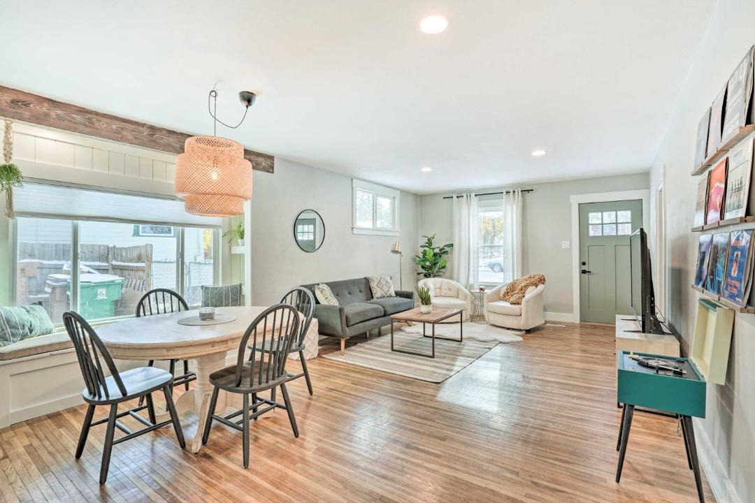 Photo of Livingroom in South Perry District