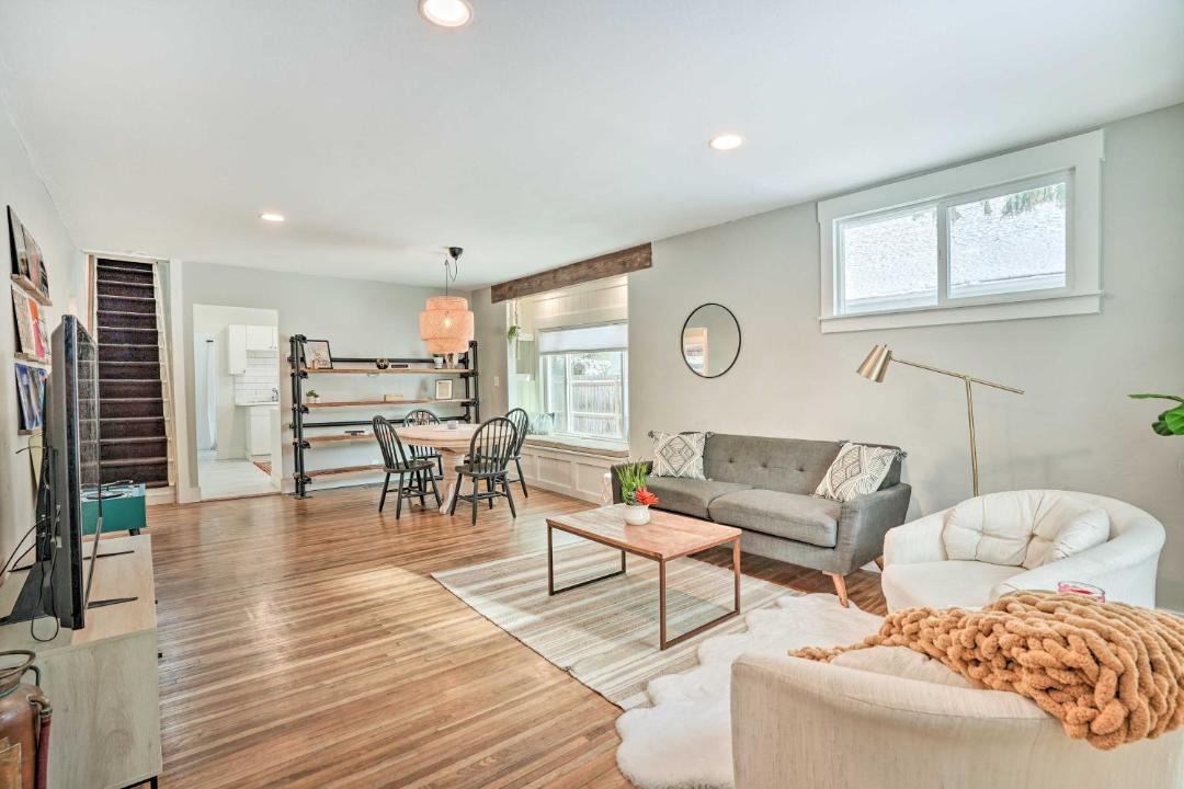 Photo of Livingroom in South Perry District