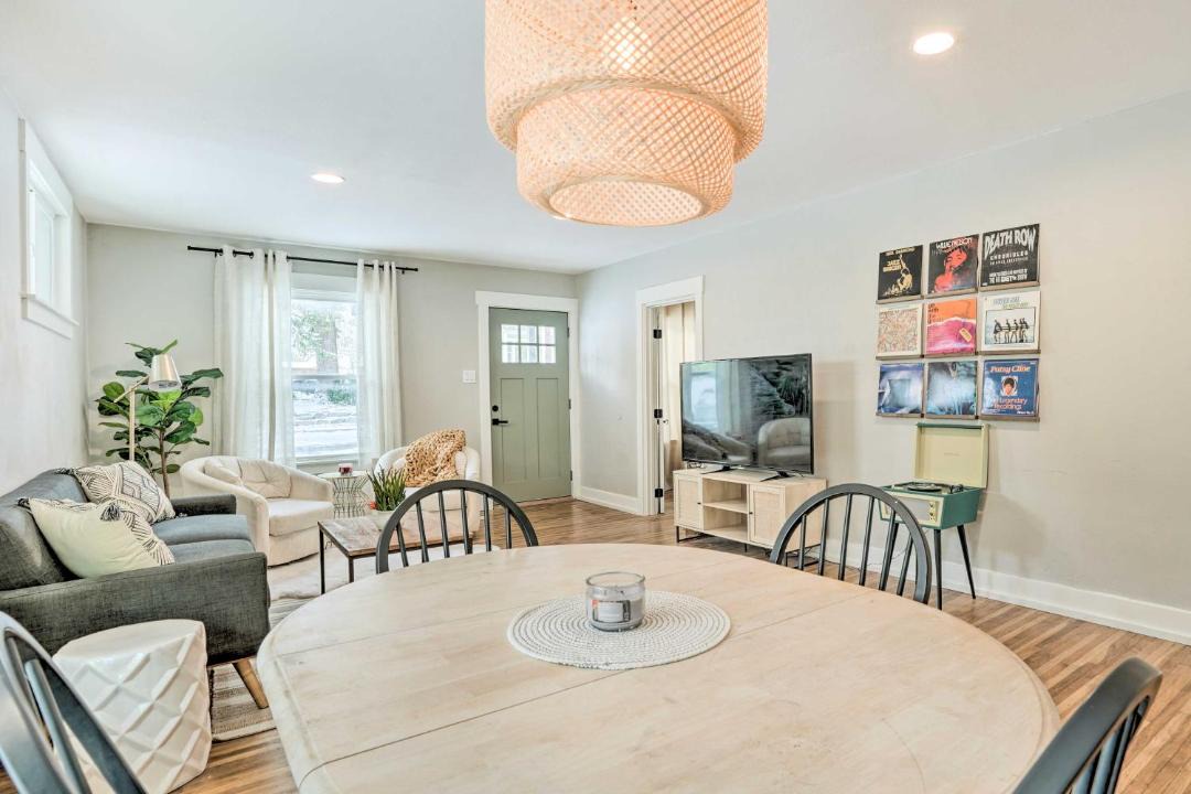 Photo of Livingroom in South Perry District