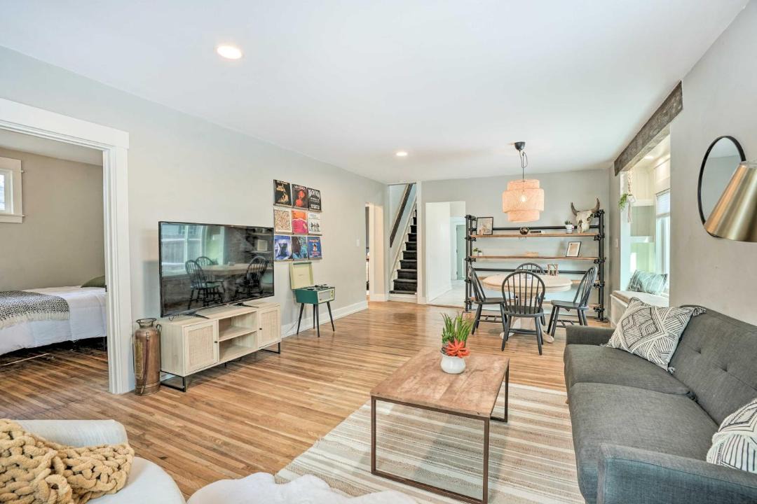 Photo of Livingroom in South Perry District