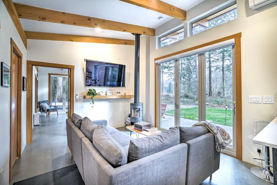 Photo of Livingroom in Gold Bar