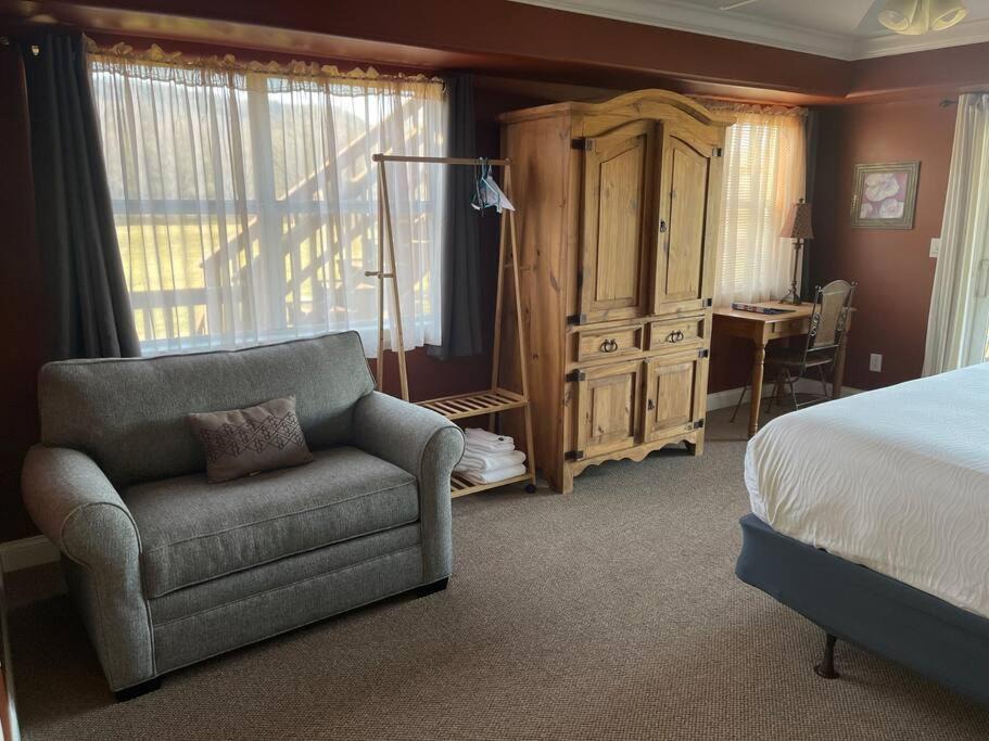 Photo of Livingroom in Lookout Valley Neighborhood Association