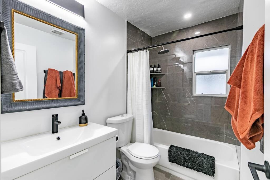 Photo of Bathroom in People's Freeway