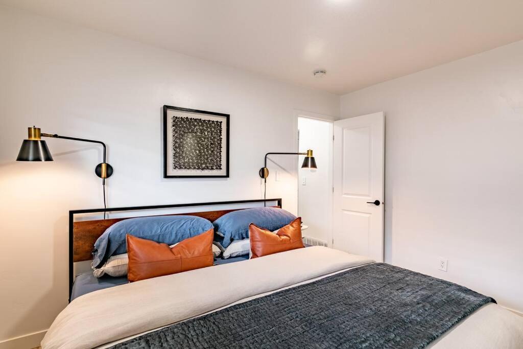 Photo of Bedroom in People's Freeway