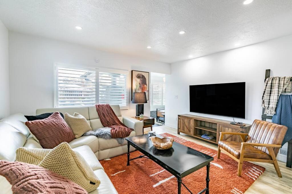 Photo of Livingroom in People's Freeway