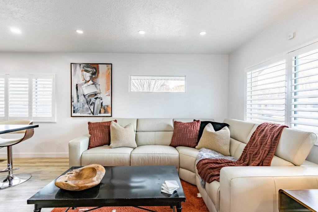 Photo of Livingroom in People's Freeway