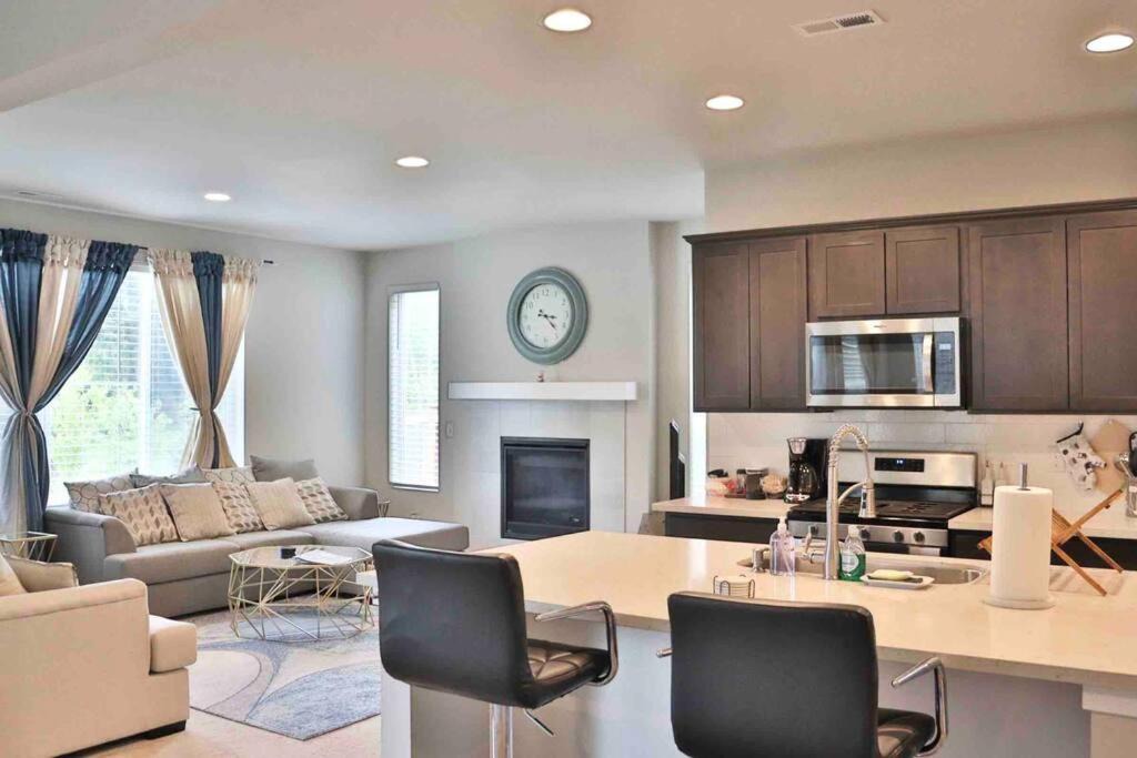 Photo of Livingroom in Smokey Point