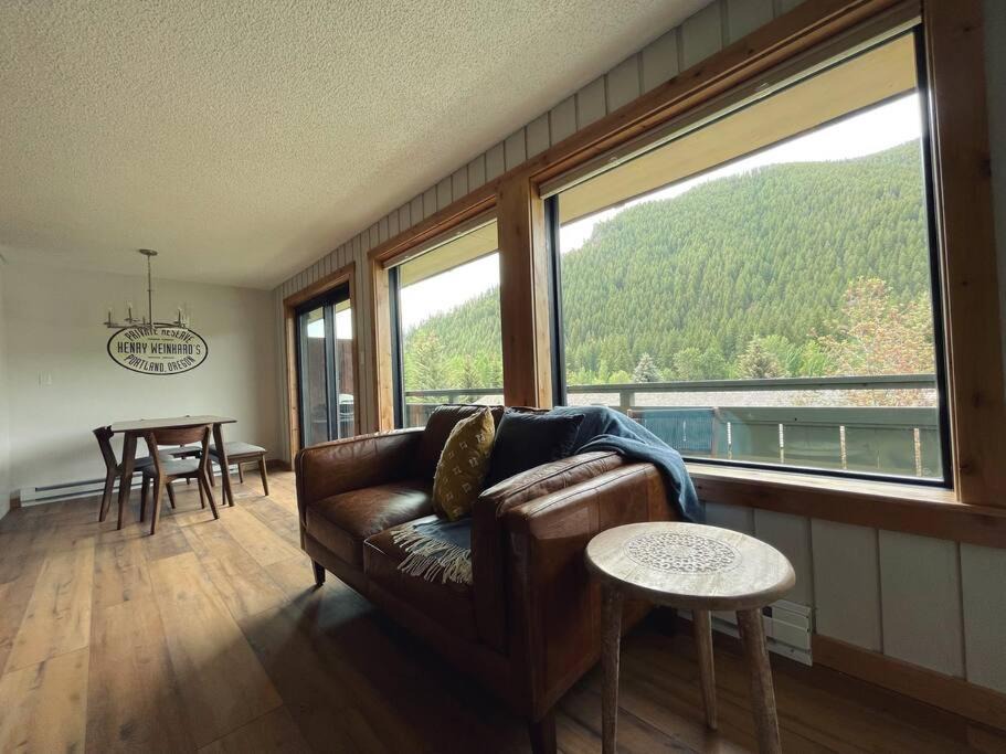 Photo of Livingroom in Warm Springs