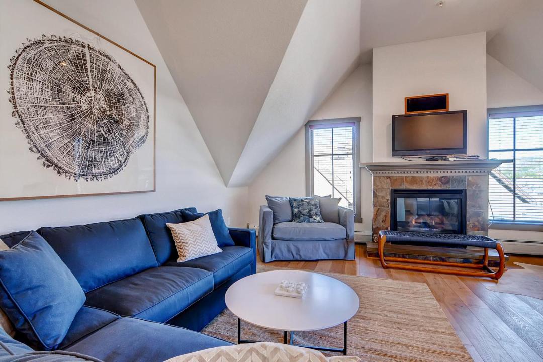 Photo of Livingroom in Peak 9