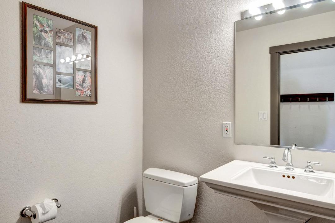 Photo of Bathroom in Peak 9