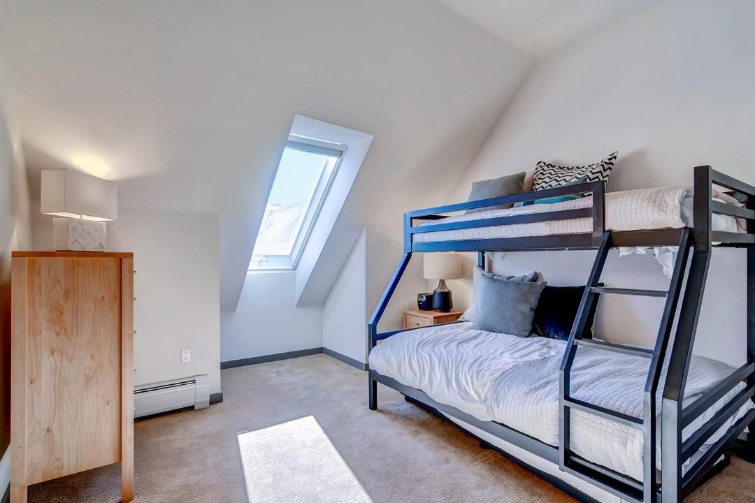 Photo of Bedroom in Peak 9