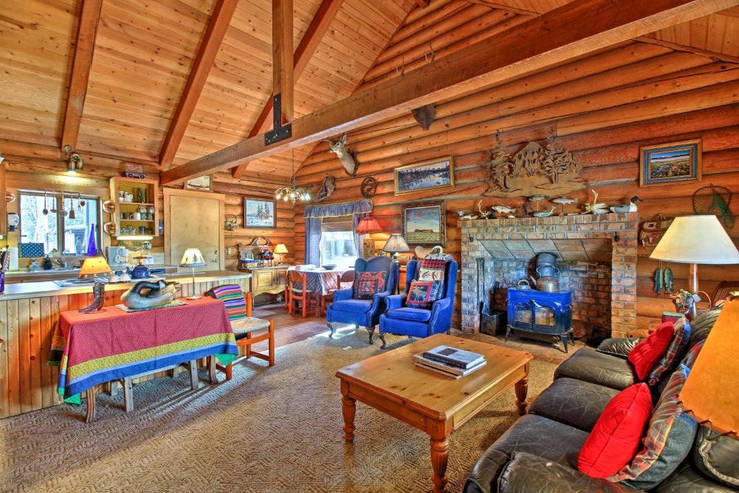 Photo of Livingroom in Oregon Water Wonderland