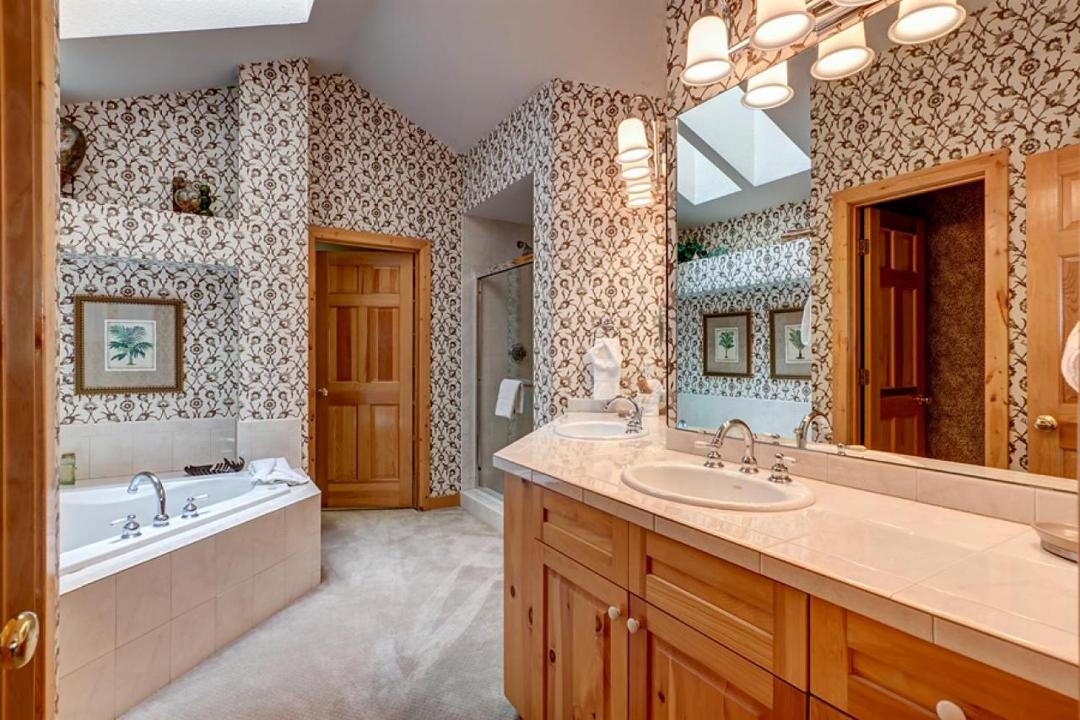 Photo of Bathroom in Peak 8