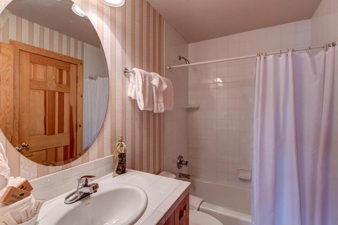 Photo of Bathroom in Peak 8