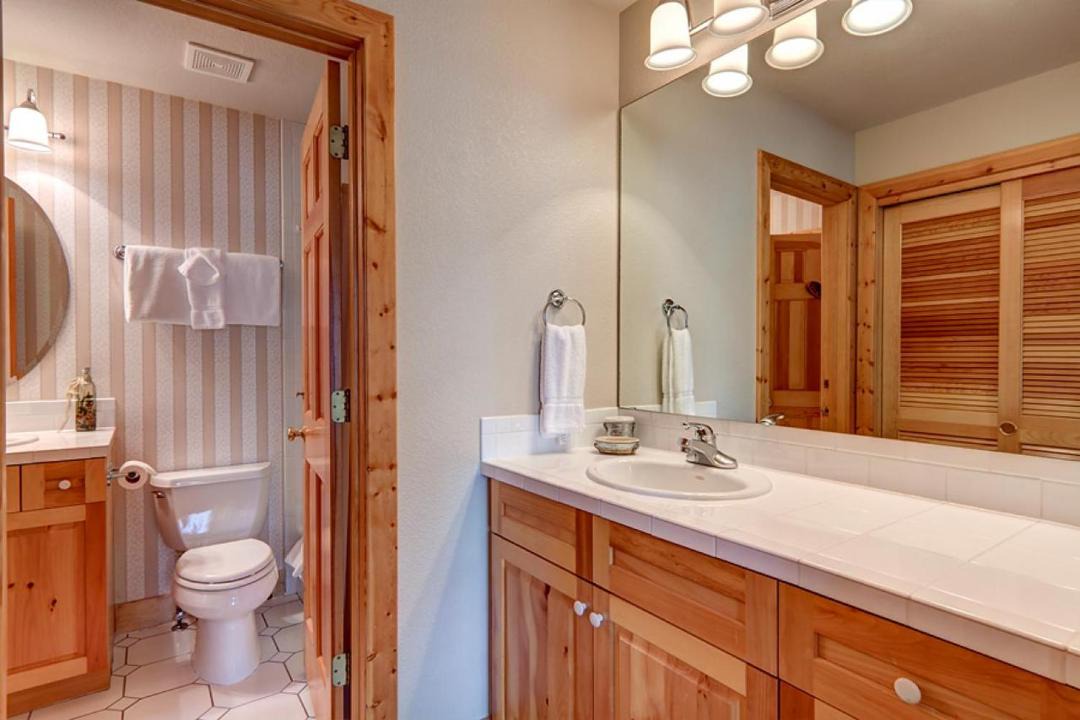 Photo of Bathroom in Peak 8