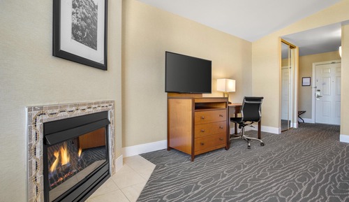 Suite, 1 King Bed, Non Smoking, Fireplace (2nd Floor)