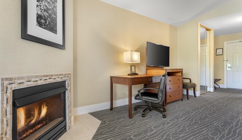 Suite, 1 King Bed, Non Smoking, Fireplace (2nd Floor)