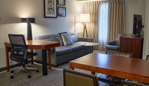 Suite, 1 Bedroom (Mobility/Hearing Access, Roll-in Shwr)