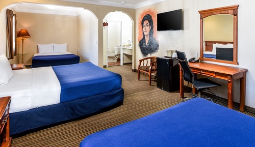 Standard Room (3 Queen Beds)