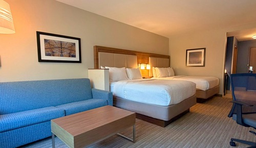Suite, 2 Queen Beds (Mobility)
