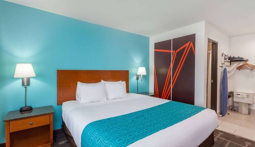 Standard Room, 1 King Bed