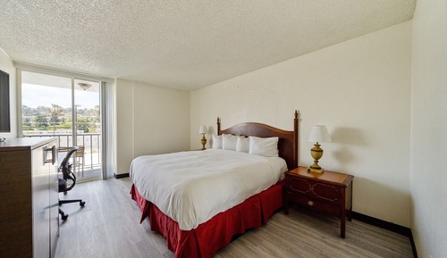 Standard Room, 1 Queen Bed