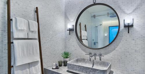 Premium King Room with Streamside View, Balcony and Outdoor Bathtub